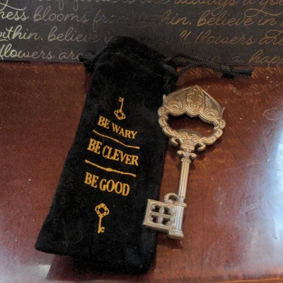 Owlcrate Fandom Grab Bag NWT - Picture 4 of 6